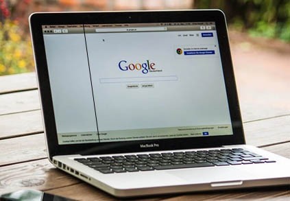 Schermo del laptop con linea nera