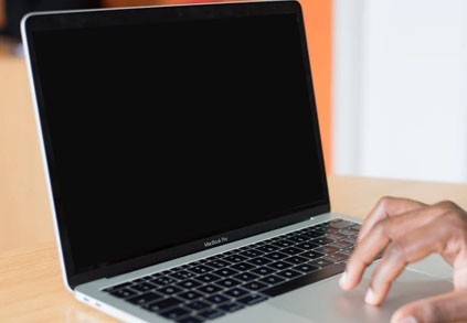 Computer portatile con schermo nero